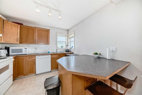 28-200 Hidden Hills Terrace Nw, Calgary, AB - Indoor Photo Showing Kitchen