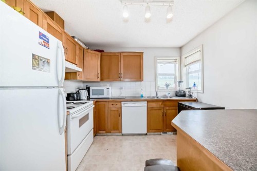 28-200 Hidden Hills Terrace Nw, Calgary, AB - Indoor Photo Showing Kitchen With Double Sink