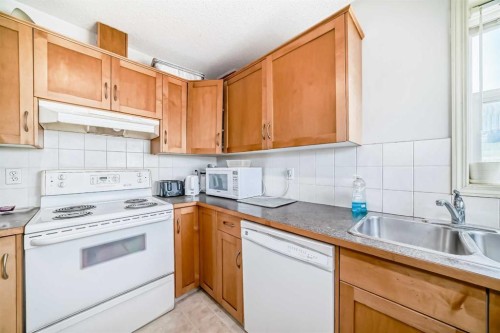 28-200 Hidden Hills Terrace Nw, Calgary, AB - Indoor Photo Showing Kitchen With Double Sink