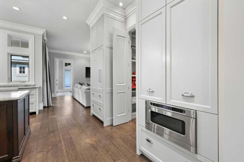 420 49 Avenue Sw, Calgary, AB - Indoor Photo Showing Kitchen
