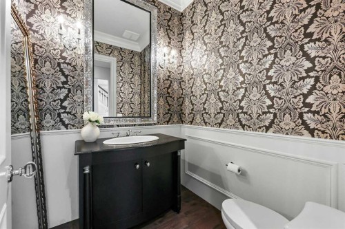 420 49 Avenue Sw, Calgary, AB - Indoor Photo Showing Bathroom