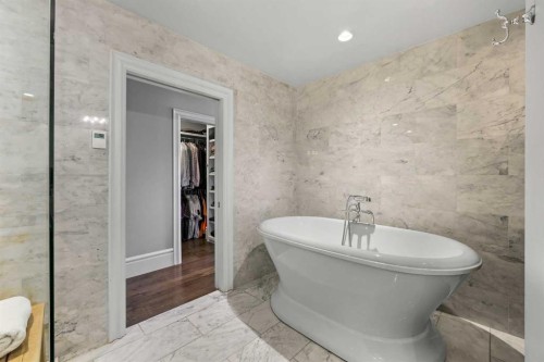 420 49 Avenue Sw, Calgary, AB - Indoor Photo Showing Bathroom