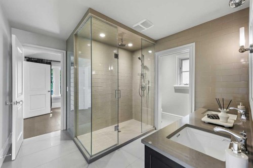 420 49 Avenue Sw, Calgary, AB - Indoor Photo Showing Bathroom