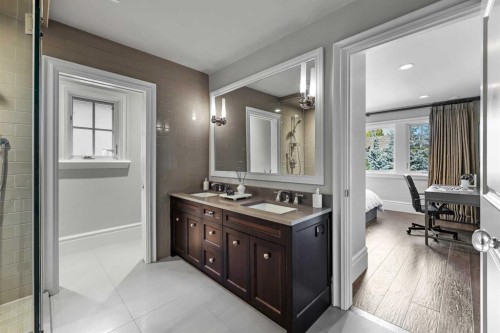 420 49 Avenue Sw, Calgary, AB - Indoor Photo Showing Bathroom