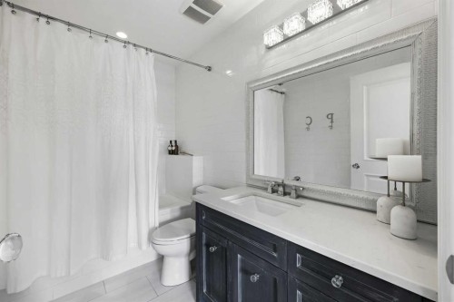 420 49 Avenue Sw, Calgary, AB - Indoor Photo Showing Bathroom