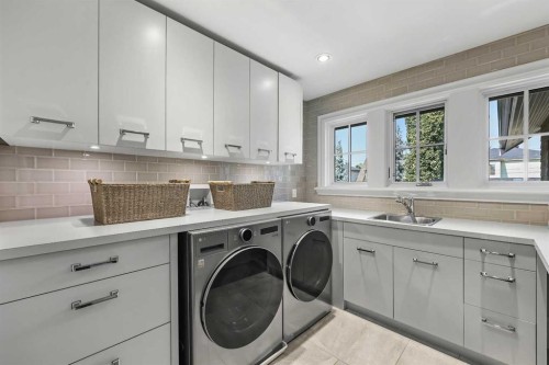420 49 Avenue Sw, Calgary, AB - Indoor Photo Showing Laundry Room