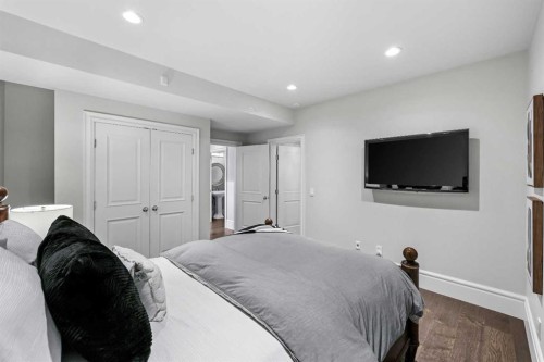 420 49 Avenue Sw, Calgary, AB - Indoor Photo Showing Bedroom