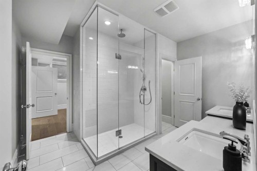 420 49 Avenue Sw, Calgary, AB - Indoor Photo Showing Bathroom
