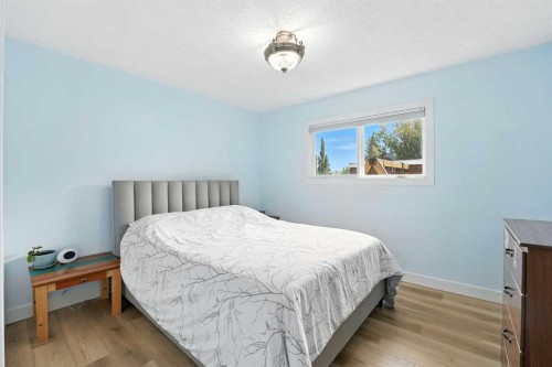 1454 Hunterbrook Road Nw, Calgary, AB - Indoor Photo Showing Bedroom