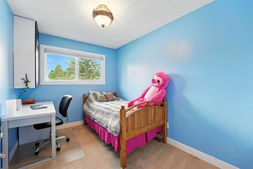 1454 Hunterbrook Road Nw, Calgary, AB - Indoor Photo Showing Bedroom