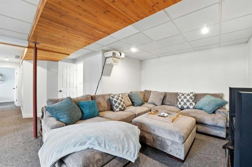 1454 Hunterbrook Road Nw, Calgary, AB - Indoor Photo Showing Living Room