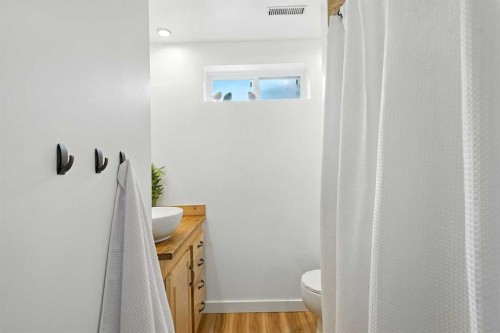 1454 Hunterbrook Road Nw, Calgary, AB - Indoor Photo Showing Bathroom