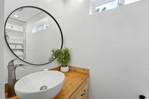 1454 Hunterbrook Road Nw, Calgary, AB - Indoor Photo Showing Bathroom
