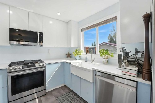 1454 Hunterbrook Road Nw, Calgary, AB - Indoor Photo Showing Kitchen
