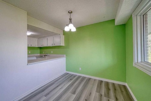 206-2200 Woodview Drive Sw, Calgary, AB - Indoor Photo Showing Bathroom