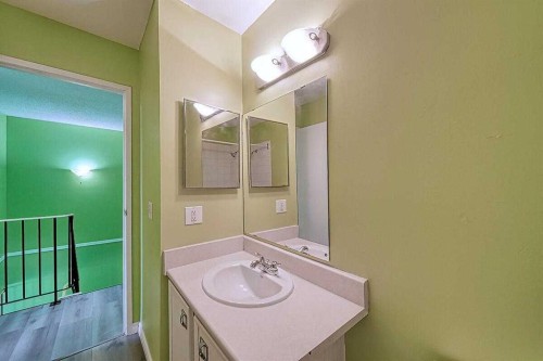 206-2200 Woodview Drive Sw, Calgary, AB - Indoor Photo Showing Bathroom