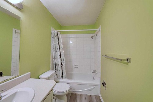 206-2200 Woodview Drive Sw, Calgary, AB - Indoor Photo Showing Bathroom