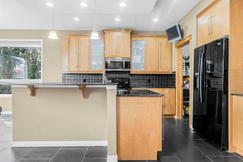 116 Willowmere Way, Chestermere, AB - Indoor Photo Showing Kitchen