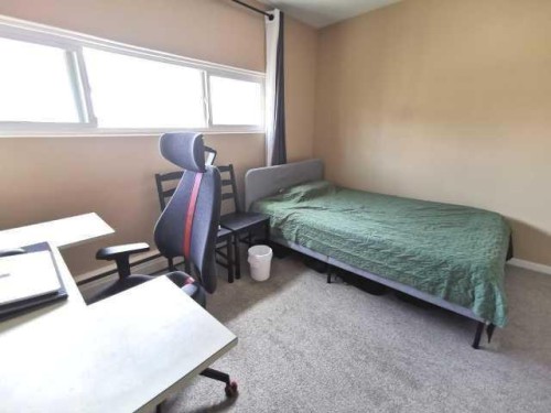 224-8235 Elbow Drive Sw, Calgary, AB - Indoor Photo Showing Bedroom