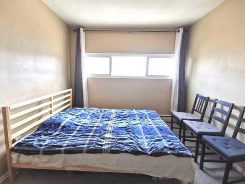 224-8235 Elbow Drive Sw, Calgary, AB - Indoor Photo Showing Bedroom