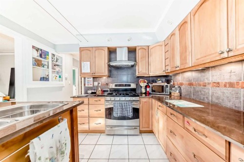 820 9A Street Ne, Calgary, AB - Indoor Photo Showing Kitchen With Double Sink