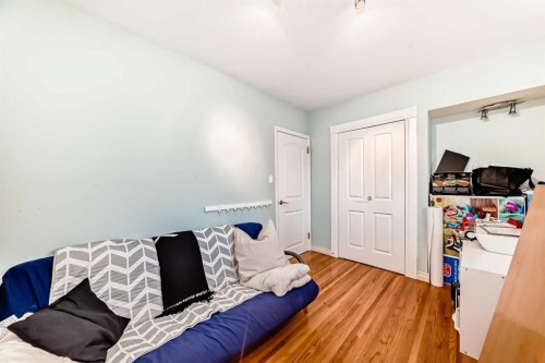 820 9A Street Ne, Calgary, AB - Indoor Photo Showing Other Room