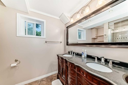 820 9A Street Ne, Calgary, AB - Indoor Photo Showing Bathroom