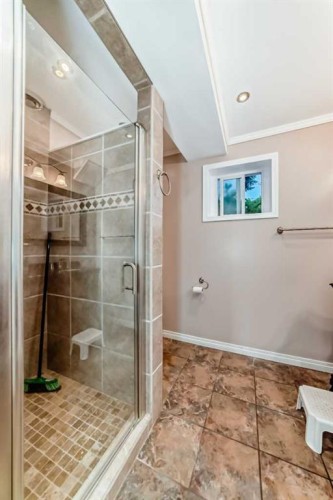 820 9A Street Ne, Calgary, AB - Indoor Photo Showing Bathroom