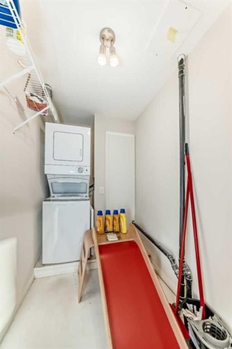 820 9A Street Ne, Calgary, AB - Indoor Photo Showing Laundry Room