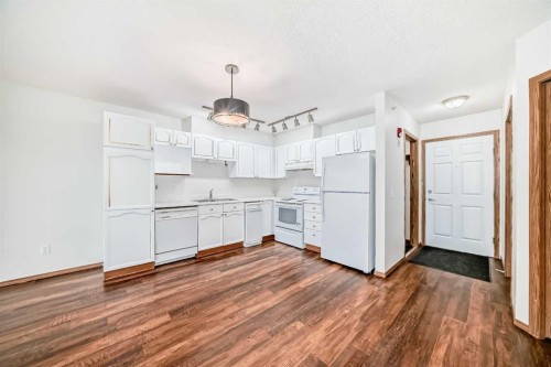 304-7 Somervale View Sw, Calgary, AB - Indoor Photo Showing Kitchen
