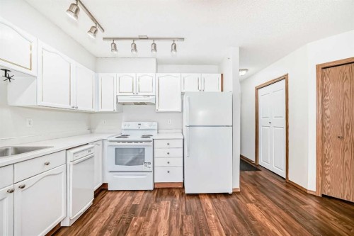 304-7 Somervale View Sw, Calgary, AB - Indoor Photo Showing Kitchen