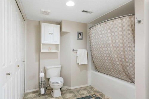 341 Sunset Place, Okotoks, AB - Indoor Photo Showing Bathroom