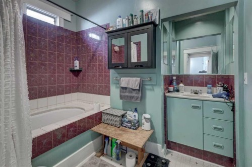 2213 8 Avenue Se, Calgary, AB - Indoor Photo Showing Bathroom