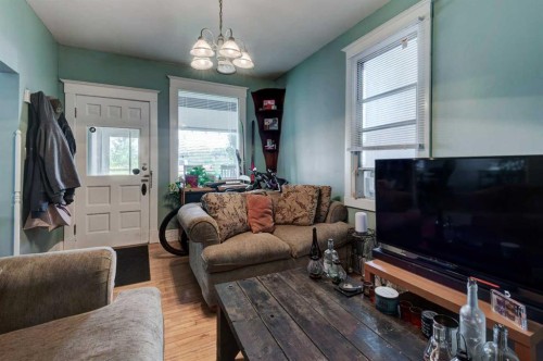 2213 8 Avenue Se, Calgary, AB - Indoor Photo Showing Living Room