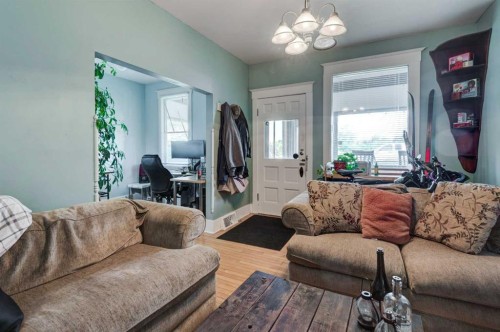 2213 8 Avenue Se, Calgary, AB - Indoor Photo Showing Living Room