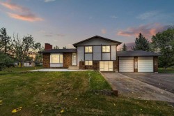 40 Pleasant Range Place  Rural Rocky View County, AB T2H 1Y4