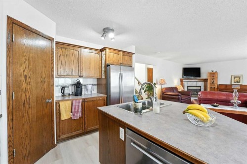 42 Citadel Crest Green Nw, Calgary, AB - Indoor Photo Showing Kitchen
