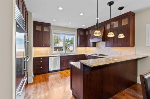 1428 2A Street Nw, Calgary, AB - Indoor Photo Showing Kitchen With Upgraded Kitchen