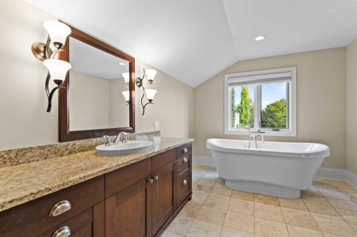 1428 2A Street Nw, Calgary, AB - Indoor Photo Showing Bathroom
