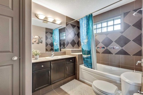 943 Bayside Drive Sw, Airdrie, AB - Indoor Photo Showing Bathroom