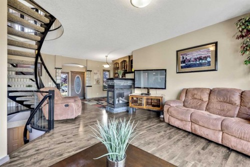 943 Bayside Drive Sw, Airdrie, AB - Indoor Photo Showing Living Room