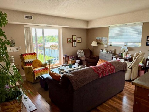 4816 50 Avenue, Breton, AB - Indoor Photo Showing Living Room