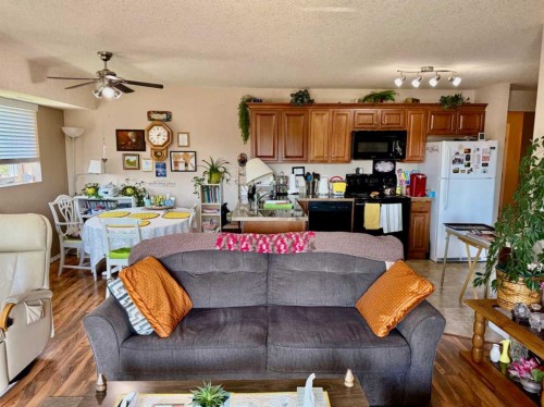 4816 50 Avenue, Breton, AB - Indoor Photo Showing Living Room