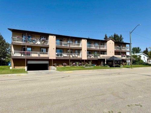 4816 50 Avenue, Breton, AB - Outdoor With Balcony With Facade