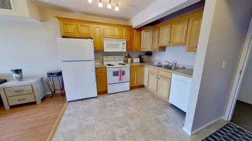 4816 50 Avenue, Breton, AB - Indoor Photo Showing Kitchen With Double Sink