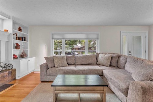85 Warwick Drive Sw, Calgary, AB - Indoor Photo Showing Living Room