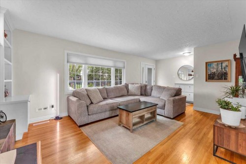 85 Warwick Drive Sw, Calgary, AB - Indoor Photo Showing Living Room