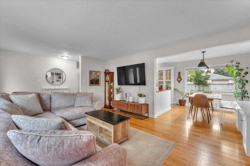 85 Warwick Drive Sw, Calgary, AB - Indoor Photo Showing Living Room