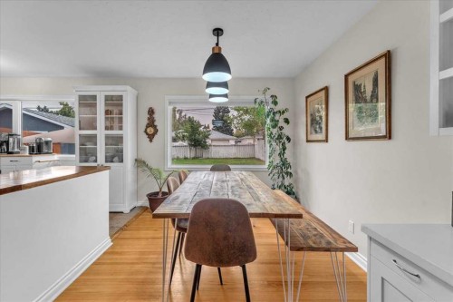 85 Warwick Drive Sw, Calgary, AB - Indoor Photo Showing Dining Room