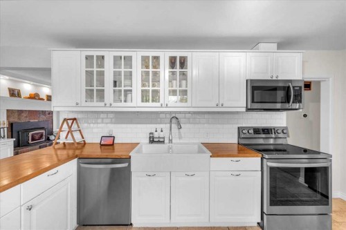 85 Warwick Drive Sw, Calgary, AB - Indoor Photo Showing Kitchen
